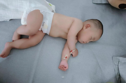 舟山宝宝胳膊上起红疙瘩